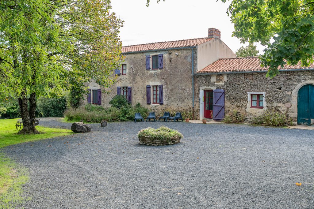 Gîte de groupe et chambres d'hôtes Domaine de Bacqueville à L'Aiguillon-sur-Vie en Vendée, idéal pour mariages, séminaires et événements