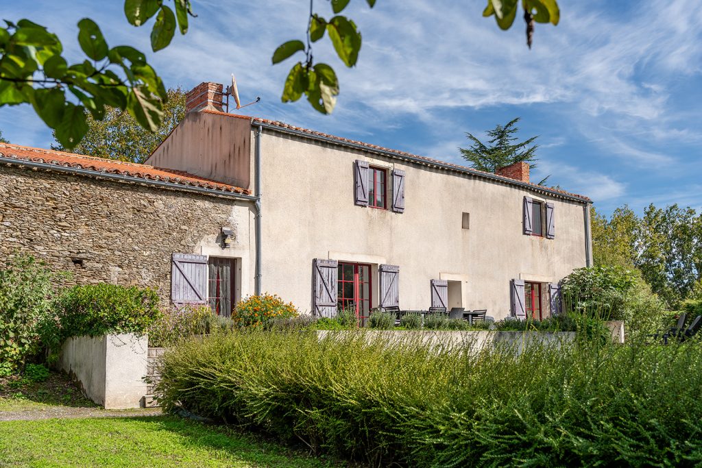 Gîte de groupe et chambres d'hôtes Domaine de Bacqueville à L'Aiguillon-sur-Vie en Vendée, idéal pour mariages, séminaires et événements