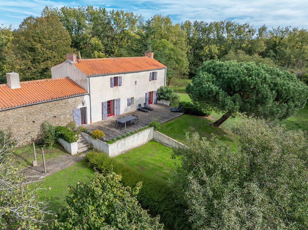 Gîte de groupe et chambres d'hôtes Domaine de Bacqueville à L'Aiguillon-sur-Vie en Vendée, idéal pour mariages, séminaires et événements