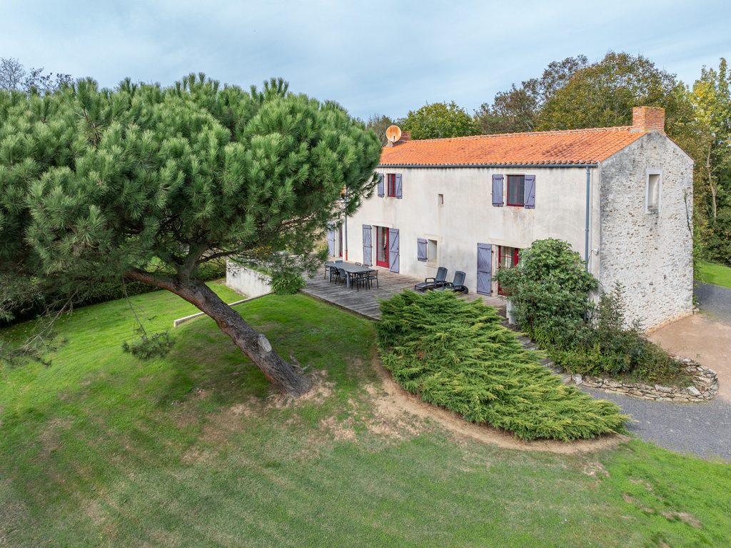 Gîte de groupe et chambres d'hôtes Domaine de Bacqueville à L'Aiguillon-sur-Vie en Vendée, idéal pour mariages, séminaires et événements