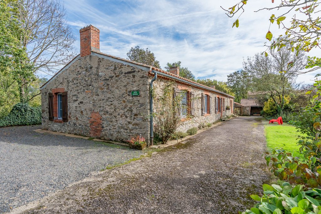 Gîte de groupe et chambres d'hôtes Domaine de Bacqueville à L'Aiguillon-sur-Vie en Vendée, idéal pour mariages, séminaires et événements