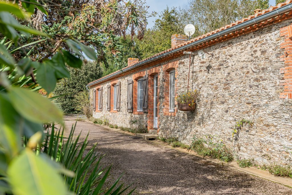 Gîte de groupe et chambres d'hôtes Domaine de Bacqueville à L'Aiguillon-sur-Vie en Vendée, idéal pour mariages, séminaires et événements