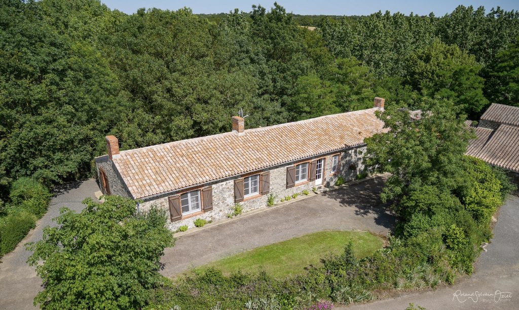 Gîte de groupe et chambres d'hôtes Domaine de Bacqueville à L'Aiguillon-sur-Vie en Vendée, idéal pour mariages, séminaires et événements