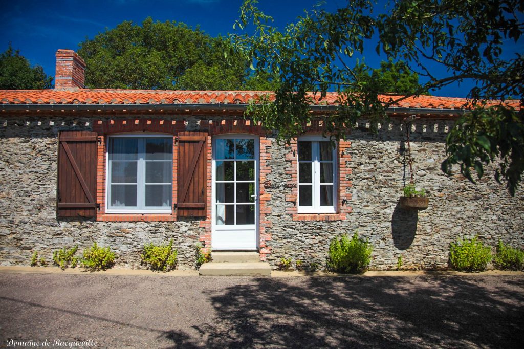 Gîte de groupe et chambres d'hôtes Domaine de Bacqueville à L'Aiguillon-sur-Vie en Vendée, idéal pour mariages, séminaires et événements